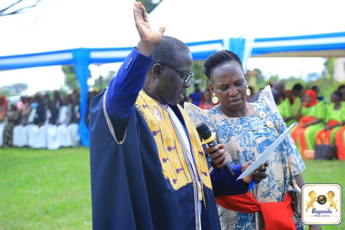 The Chief taking the oath Image
